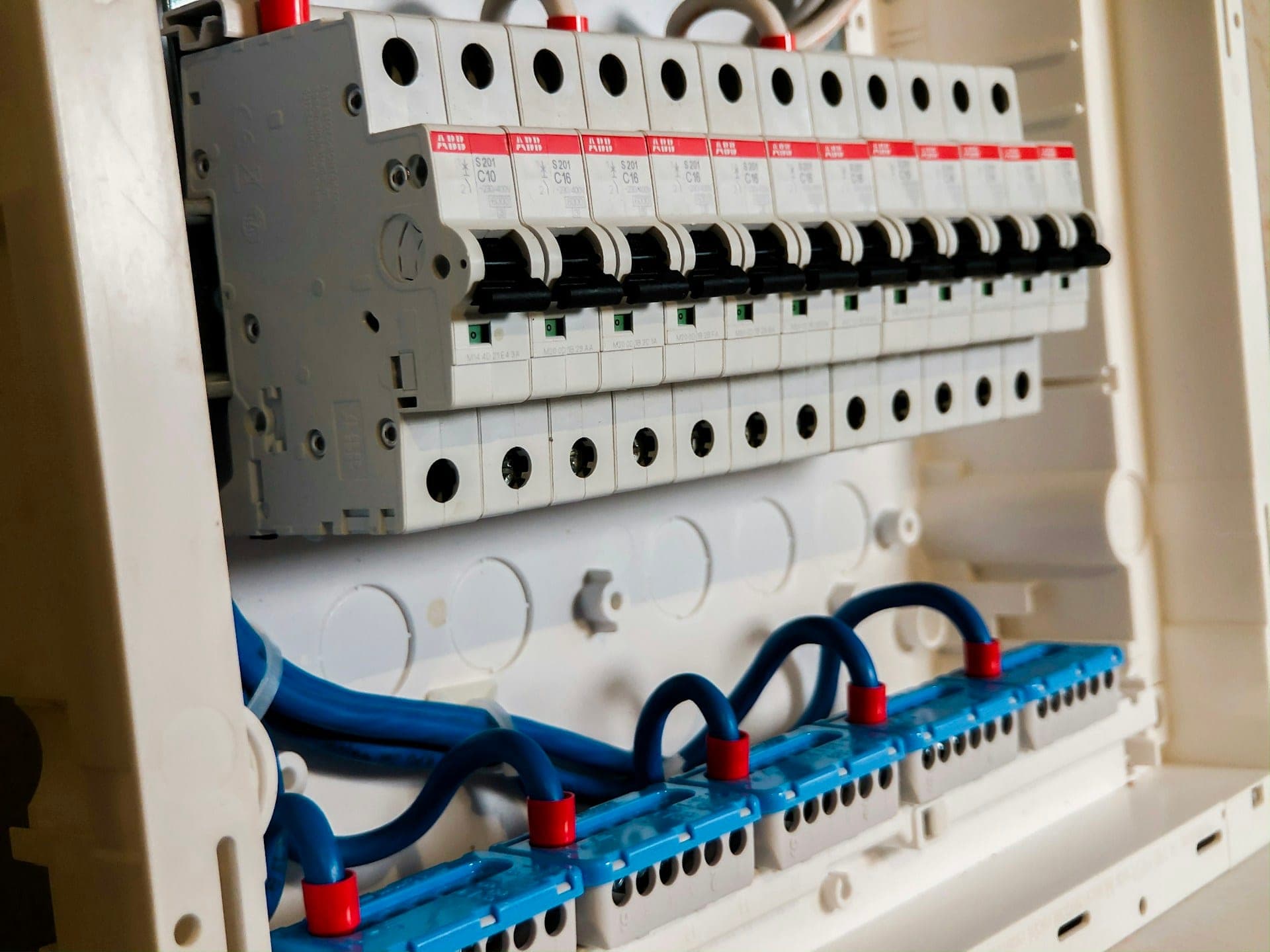 Rresht automatësh në tabelën elektrike të një banese